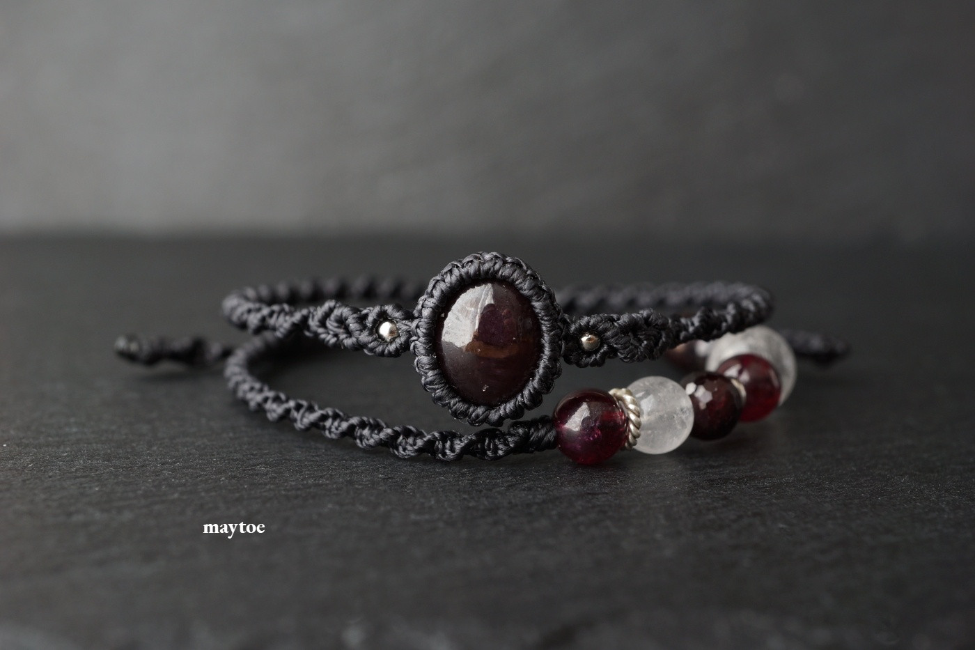4条スター＊スターガーネットの二重マクラメブレスレット - 実 -【black】＊紐色チェンジ可
