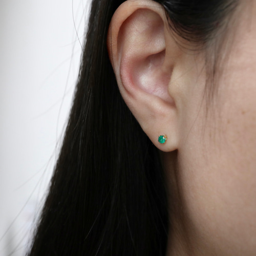鮮やかな清々しい緑の爽やかグリーンオニキス一粒ジュエリーピアス