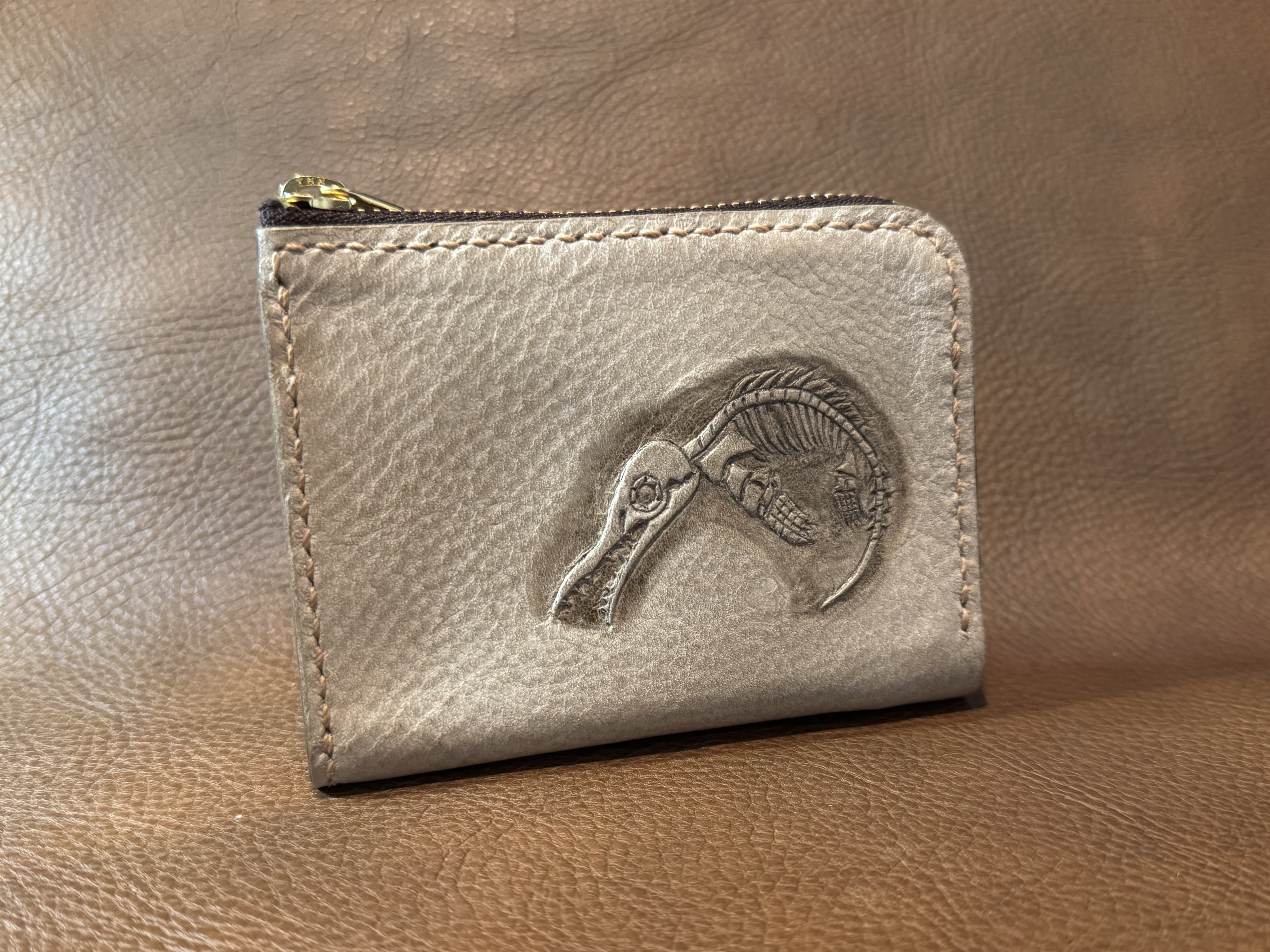 送料無料、1点もの　L型コインケース　浮き彫り　イクチオサウルス_001　イタリアンレザー　ALASKA アイボリー