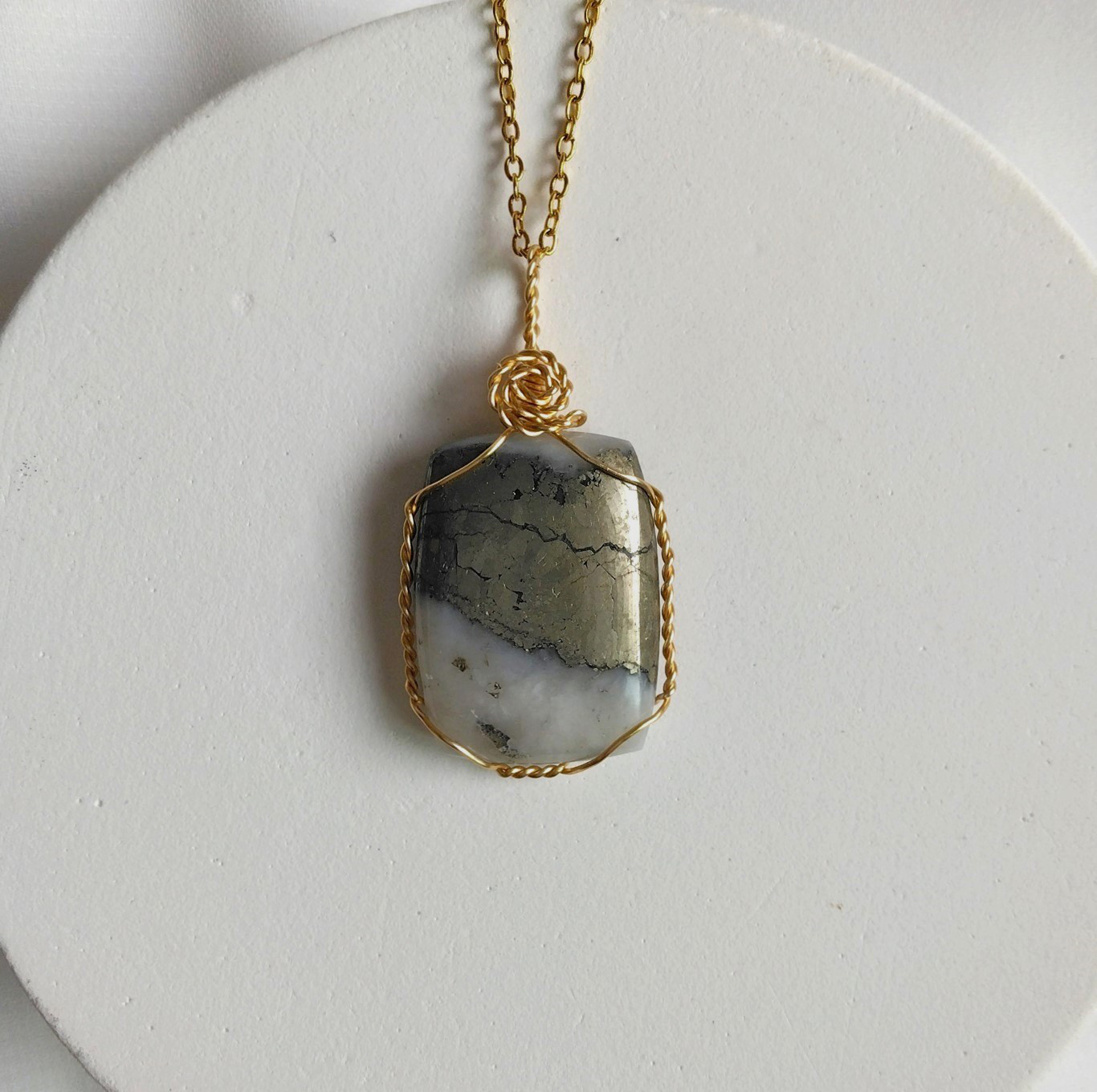 アイスパイライト　天然石　ワイヤーペンダント　No.P63