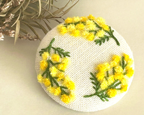 ❁hAnafany❁(専用)くるみボタン　立体刺繍　ブローチ 刺繍ブローチ ミモザとつばめ くるみボタン 花 鳥 ボタニカル