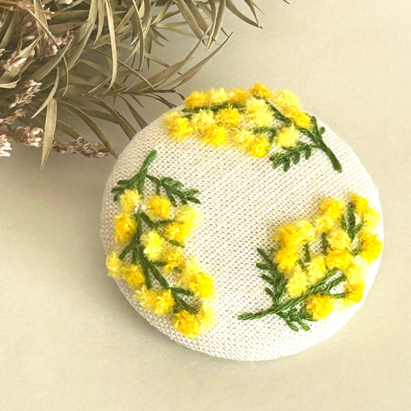 くるみボタン　刺繍　ヘアゴム　ブローチ　ミモザシリーズ 手刺繍ブローチ・ヘアゴム ミモザ 《私のミモザ》くるみボタン