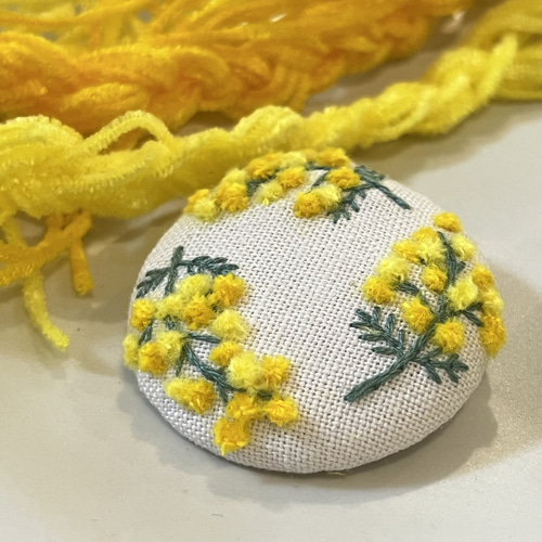 くるみボタン　刺繍　ヘアゴム　ブローチ　ミモザシリーズ 手刺繍ブローチ・ヘアゴム ミモザ 《私のミモザ》くるみボタン