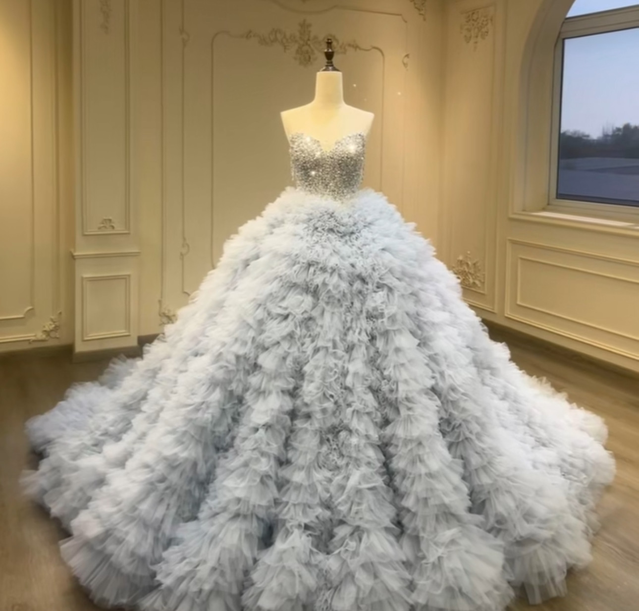 韓国スタイル　ギャザースカート　プリンセスライン高級なグレー　カラー変更可能　ロングトレーン　キラキラストーン　背中みせ