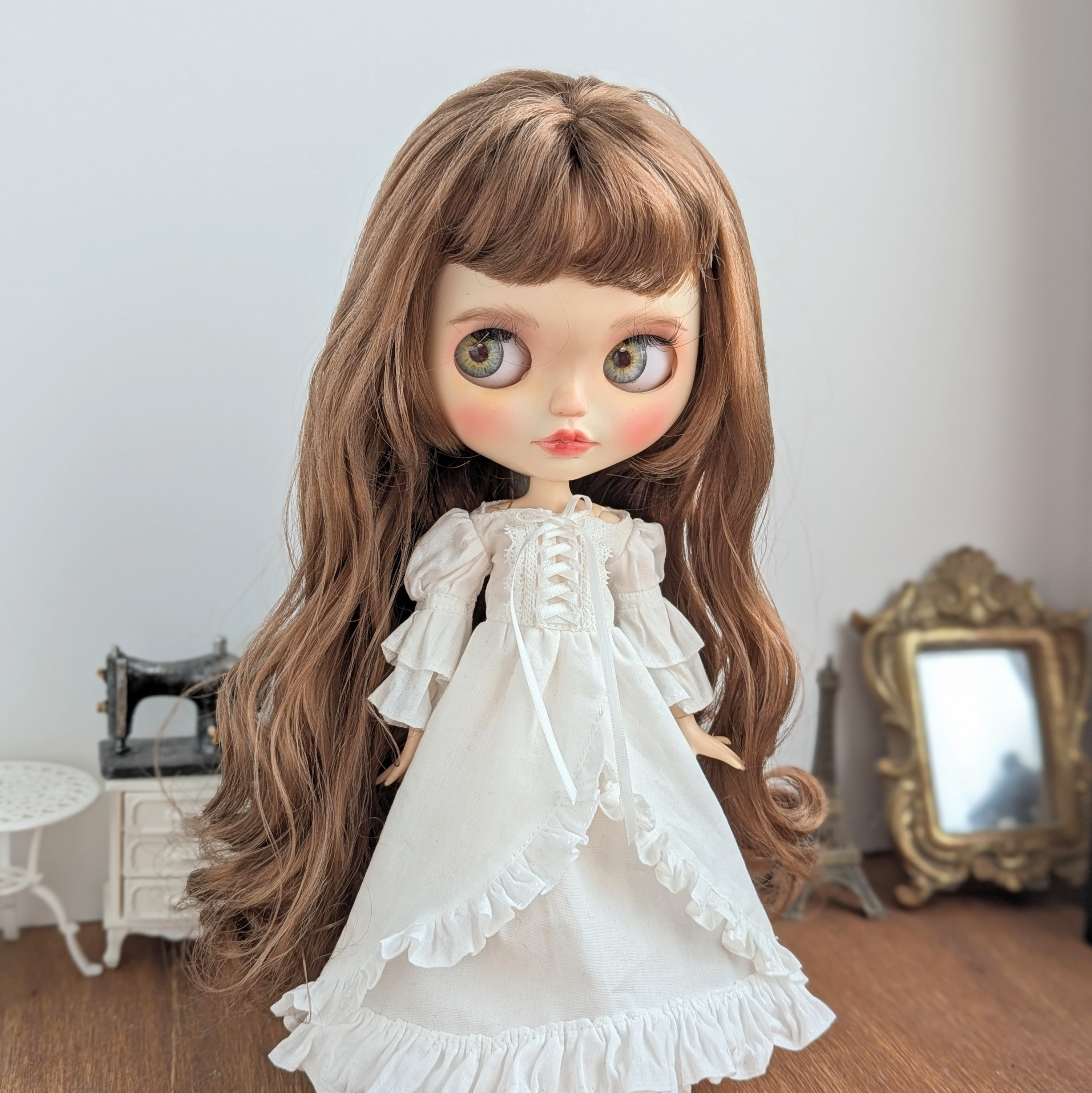 1315※ブライスアウトフィット※白のフリルたっぷりクラシカルドレス※