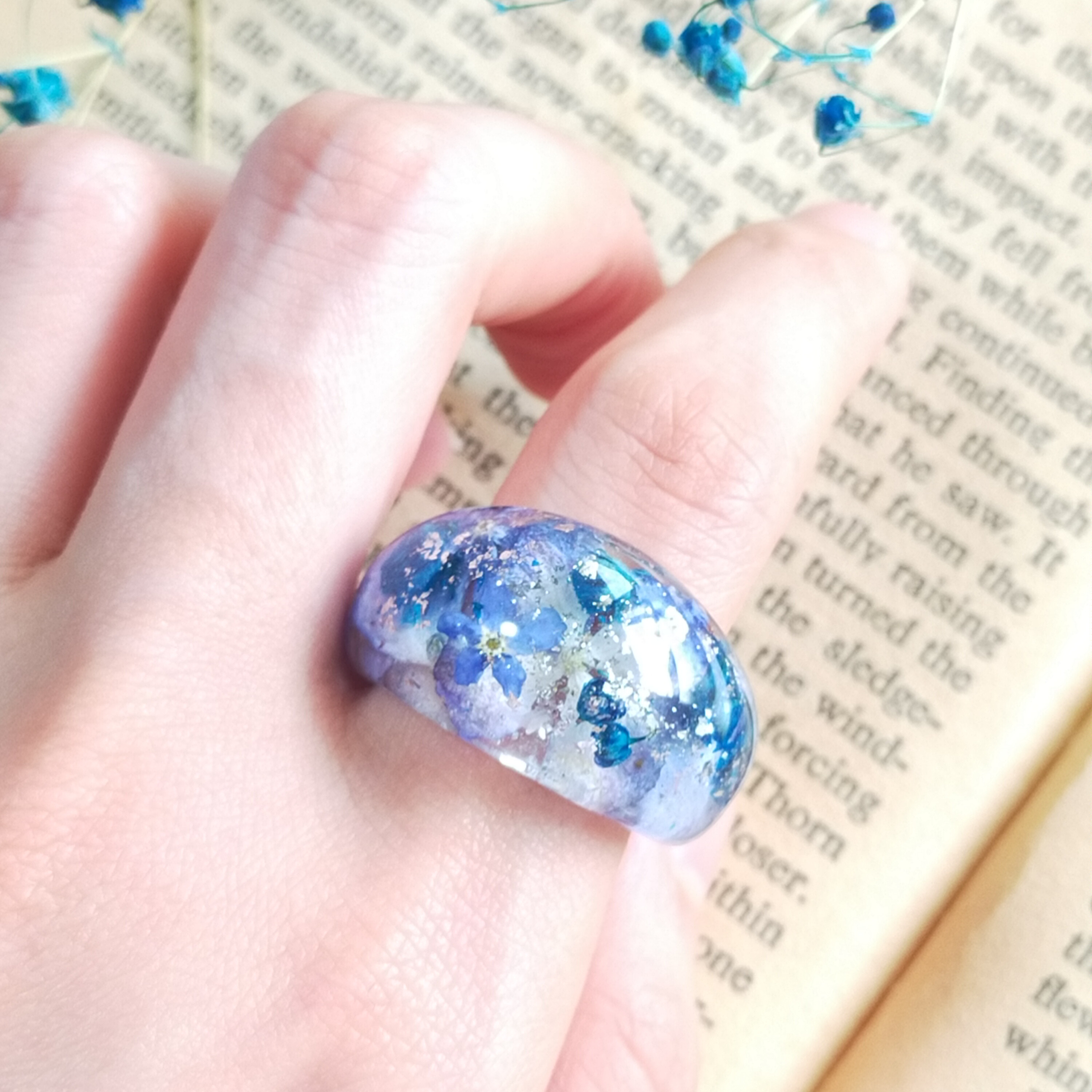 〜銀箔入り　忘れな草と紫陽花のぽってりリング〜　指輪　レジン　ドライフラワー　クリア　青　ブルー　40代　50代　60代