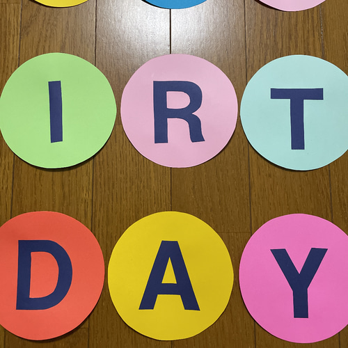 壁面飾り【HAPPY BIRTHDAY】紺色文字 画用紙 保育教材 誕生日 切り絵