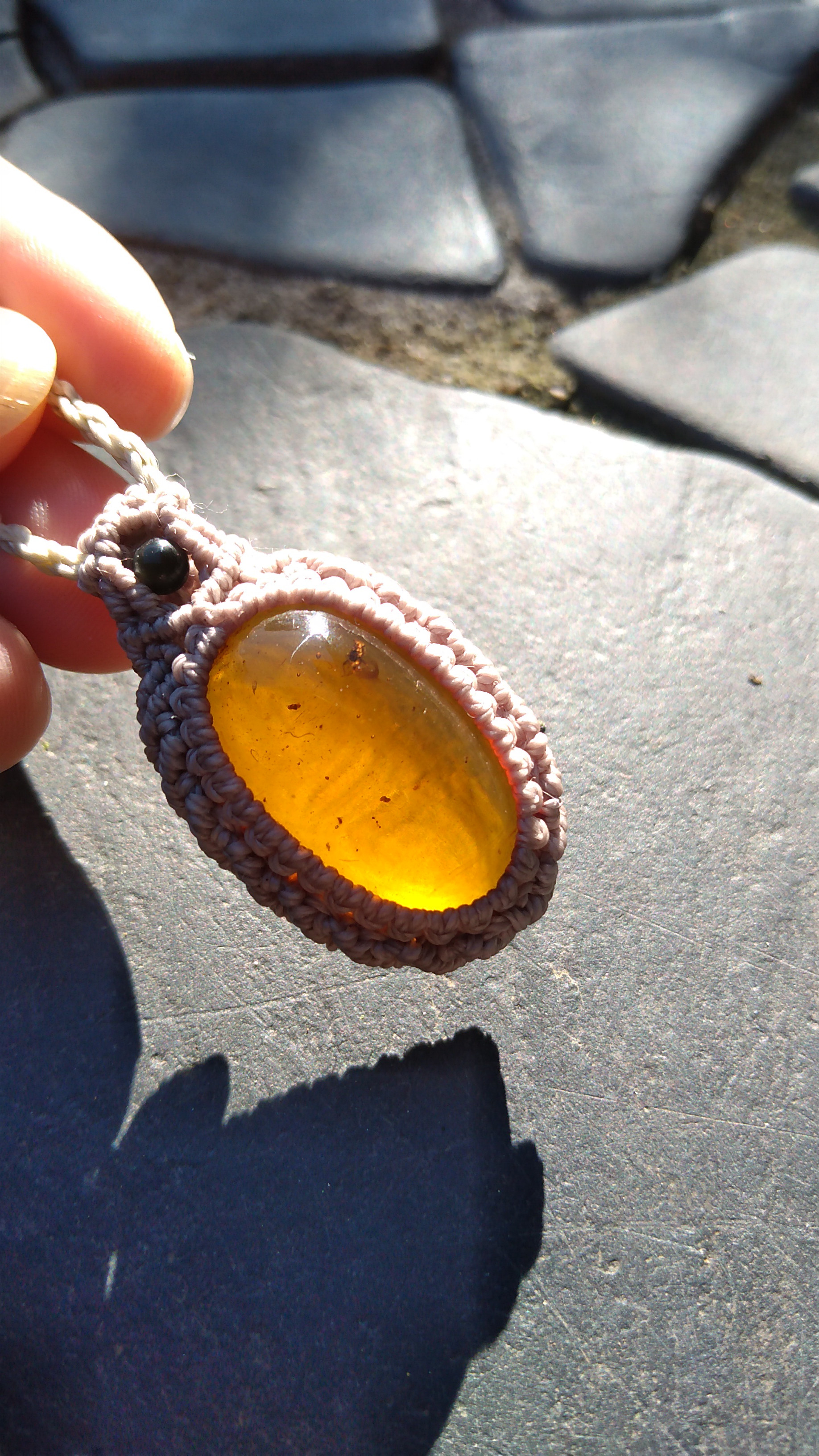 ミャンマー産虫入りアンバーの天然石マクラメペンダント[PEN-218]