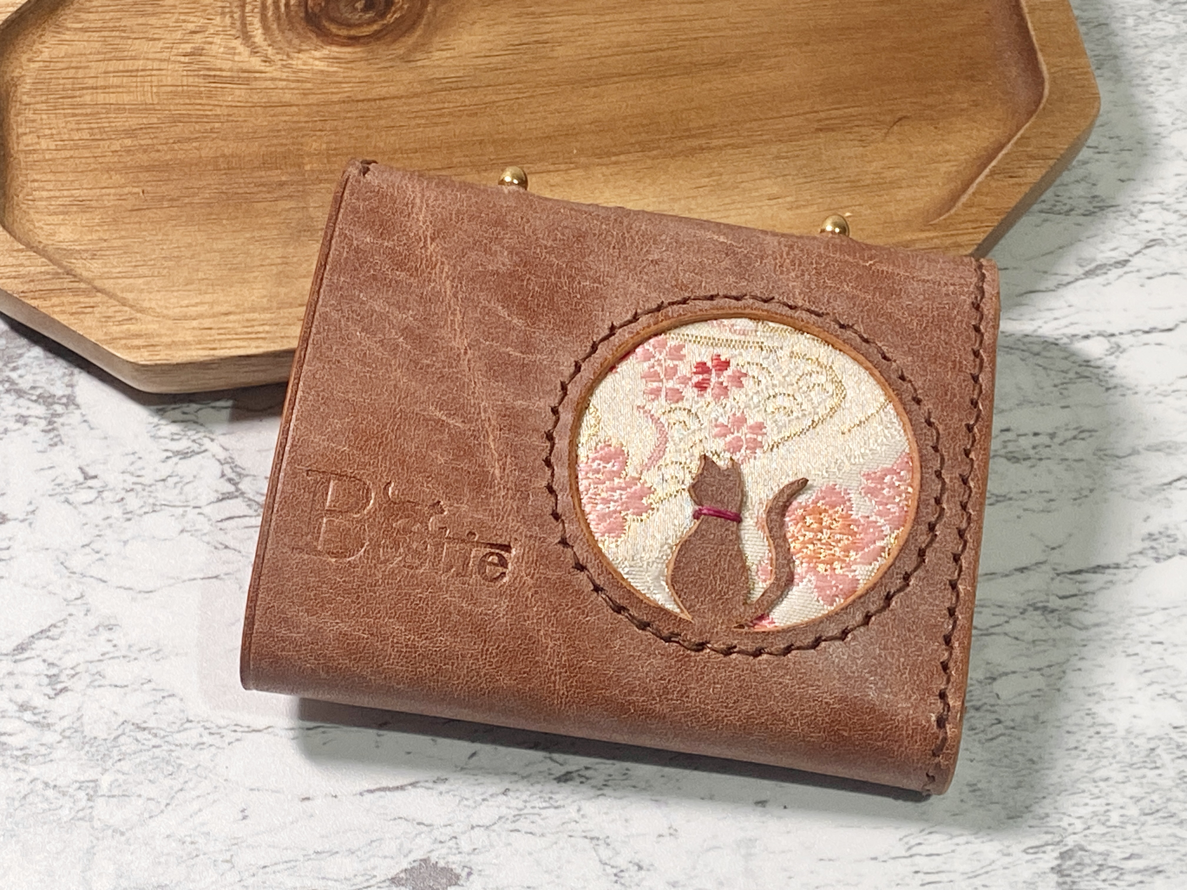 【受注生産】新生活のギフトにおすすめ！レザー×西陣織（猫のお花見）コンパクトウォレット