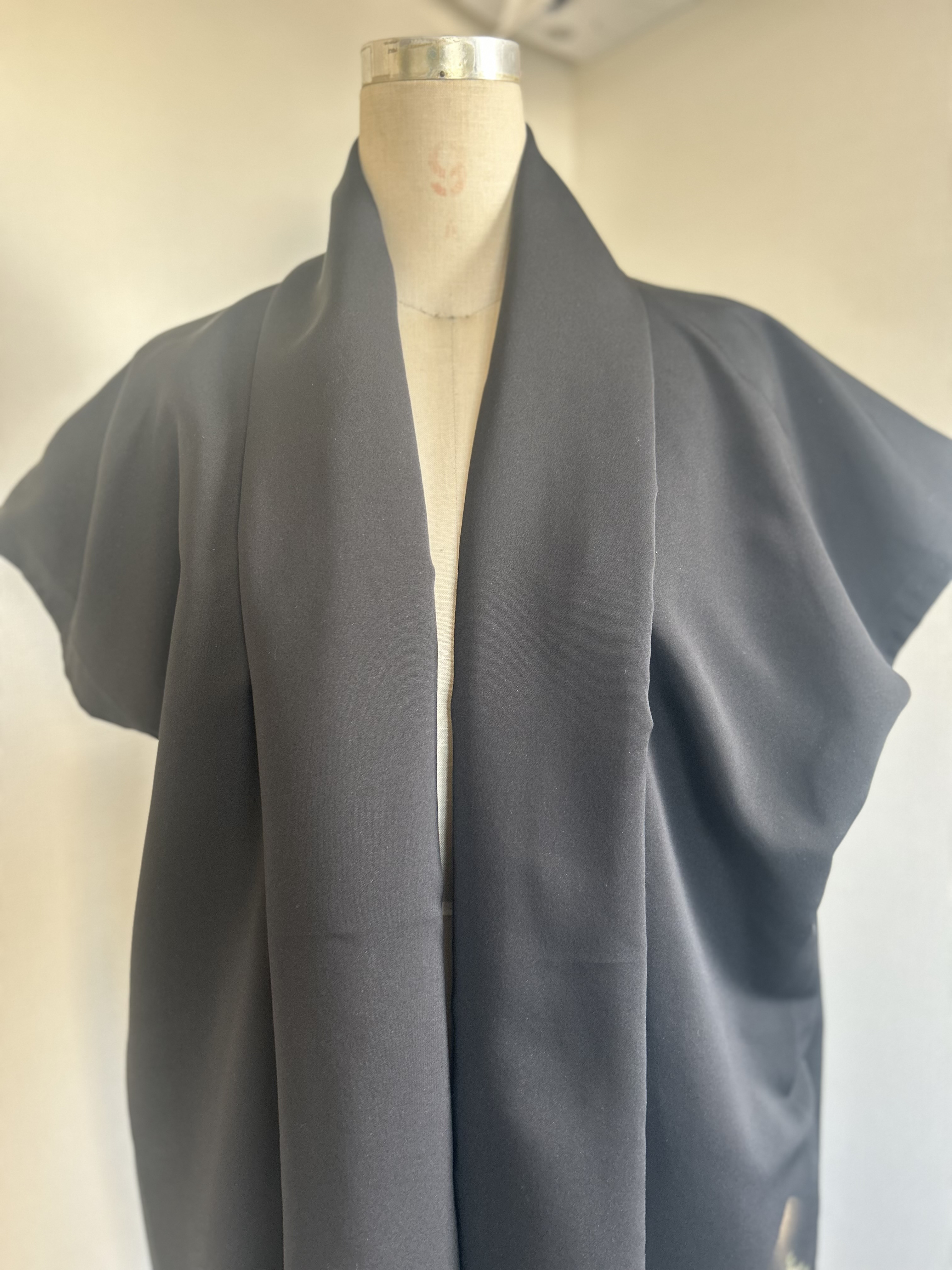 着物リメイク　紋付刺繍のジレ 着物リメイク 紋付刺繍のジレの通販 by 夢想庵｜ラクマ