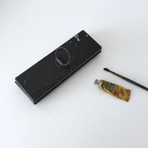 アンティーク水彩絵具のパレット イギリス製 鉄ものディスプレイ