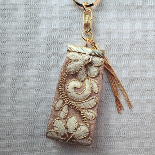 Bee❁.·+。*ページ インド刺繍リボンのバッグチャーム、キーホルダー