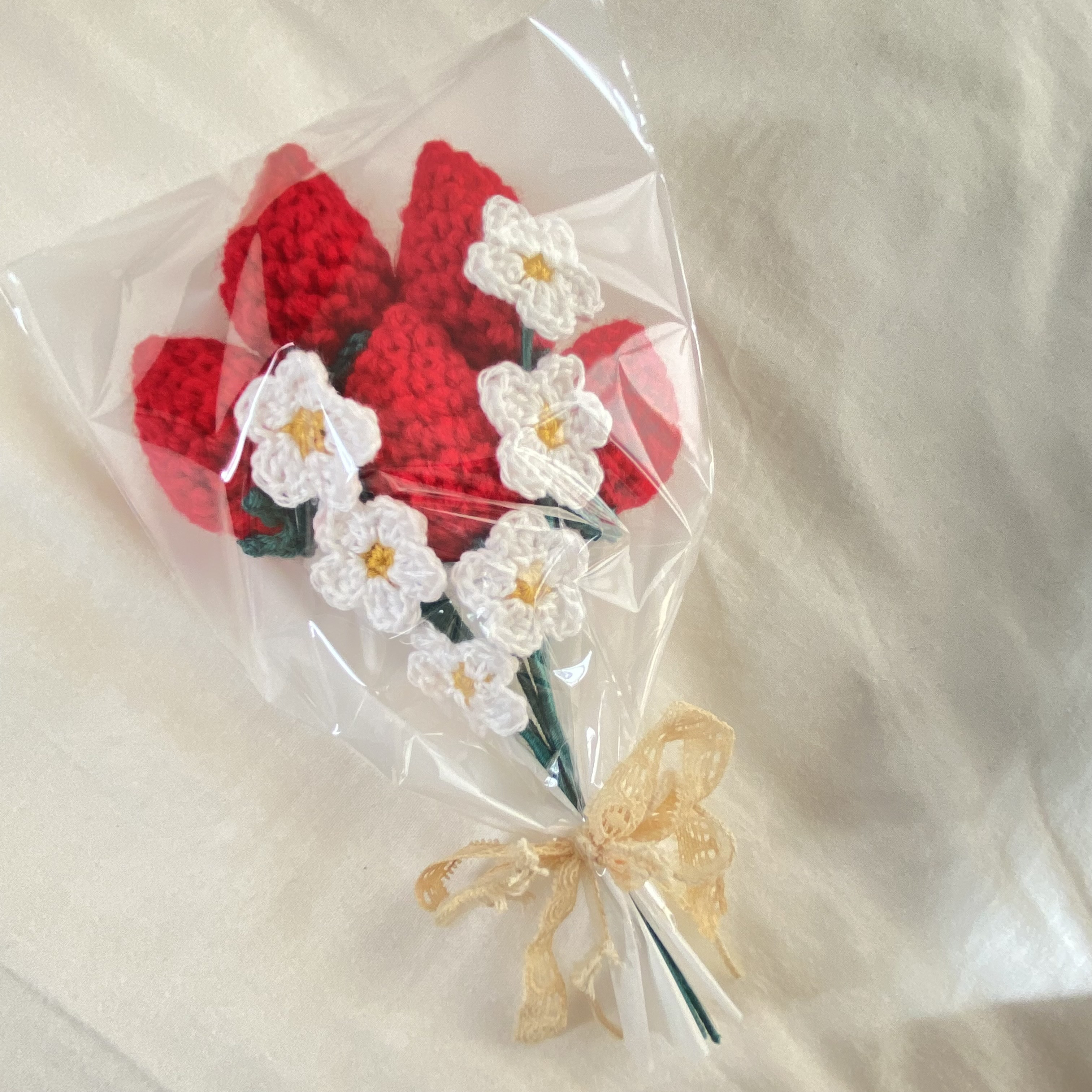 生まれのブランドで 【193】編み物の花と葉っぱ付きいちご単品 バブちゃんハンドメイド その他