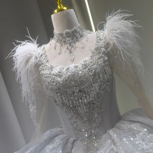 華やかな引裾 ホワイト ウェディングドレス 長袖 スクエアエック