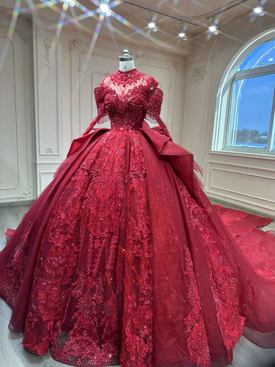 高品質保証！お姫様　ホルターネック　紅色　ボルドー色フレアスカート　シースルー袖　華やかなトレーン　魅惑の花レース編み上