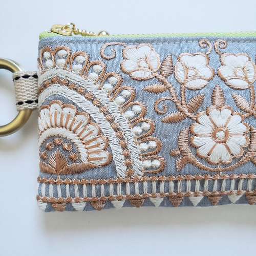 KOHATANꕤ.·*.インド刺繍　ミニポーチ　小物入れ　小銭入れ インド刺繍リボンのミニポーチ・ブラウン花柄 後ろ側は白の刺繍