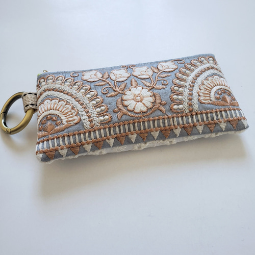 インド刺繍リボンのミニポーチ・ブラウン花柄 後ろ側は白の刺繍レース