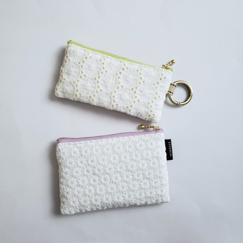 インド刺繍リボンのミニポーチ・ブラウン花柄 後ろ側は白の刺繍レース