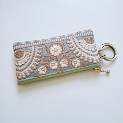 インド刺繍リボンのミニポーチ・ブラウン花柄 後ろ側は白の刺繍