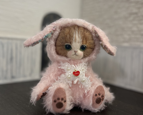 うさぎの着ぐるみを着たにゃんこ(桜色) テディベアタイプ 羊毛