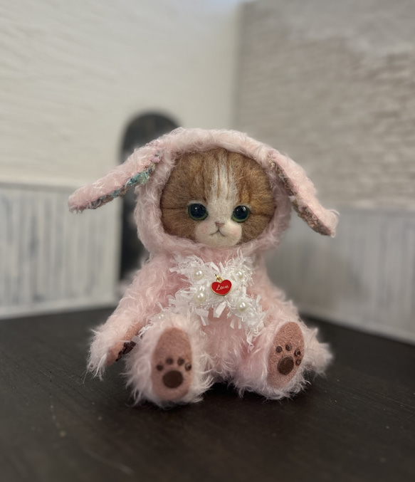 うさぎの着ぐるみを着たにゃんこ(桜色) テディベアタイプ 羊毛フェルト