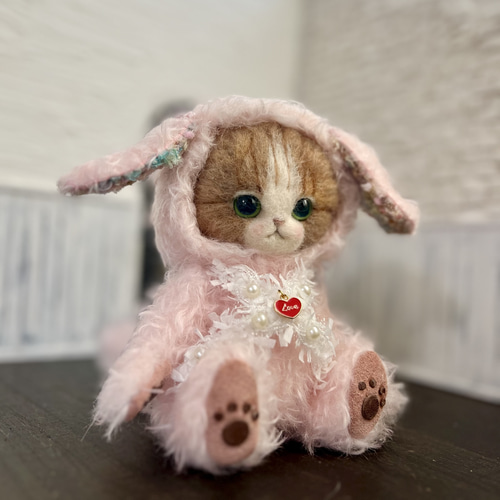 うさぎの着ぐるみを着たにゃんこ(桜色) テディベアタイプ 羊毛フェルト