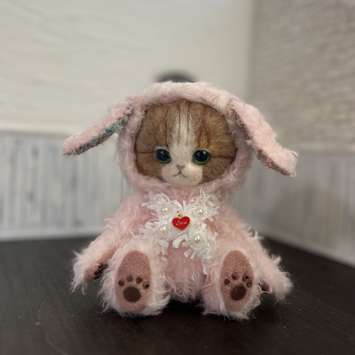うさぎの着ぐるみを着たにゃんこ(桜色) テディベアタイプ 羊毛フェルト