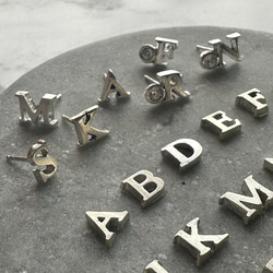 【片耳用】silverのアルファベットピアス/イニシャル 5枚目の画像