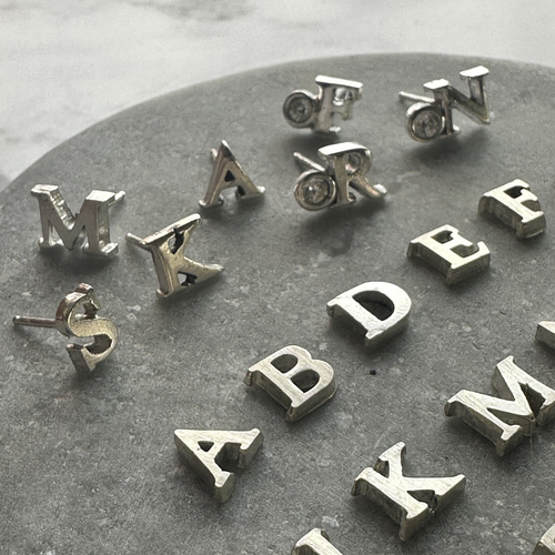 片耳用】silverのアルファベットピアス/イニシャル ピアス