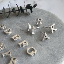 【片耳用】silverのアルファベットピアス/イニシャル 14枚目の画像