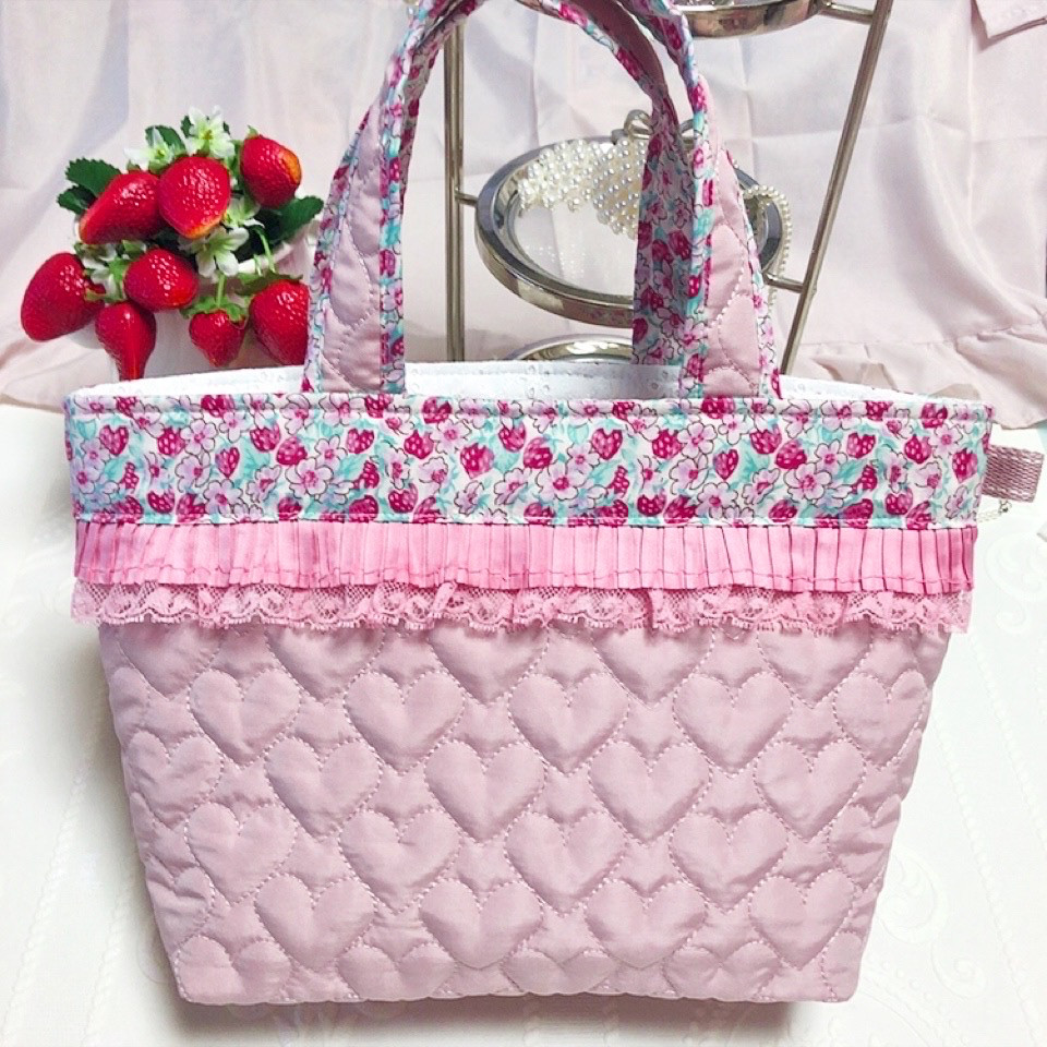 レア　リバティ　アシュテッド　01P2 トートバッグ　サブバッグ　エコバッグ　いちご　苺　大人可愛い　ロリータ　ピンク