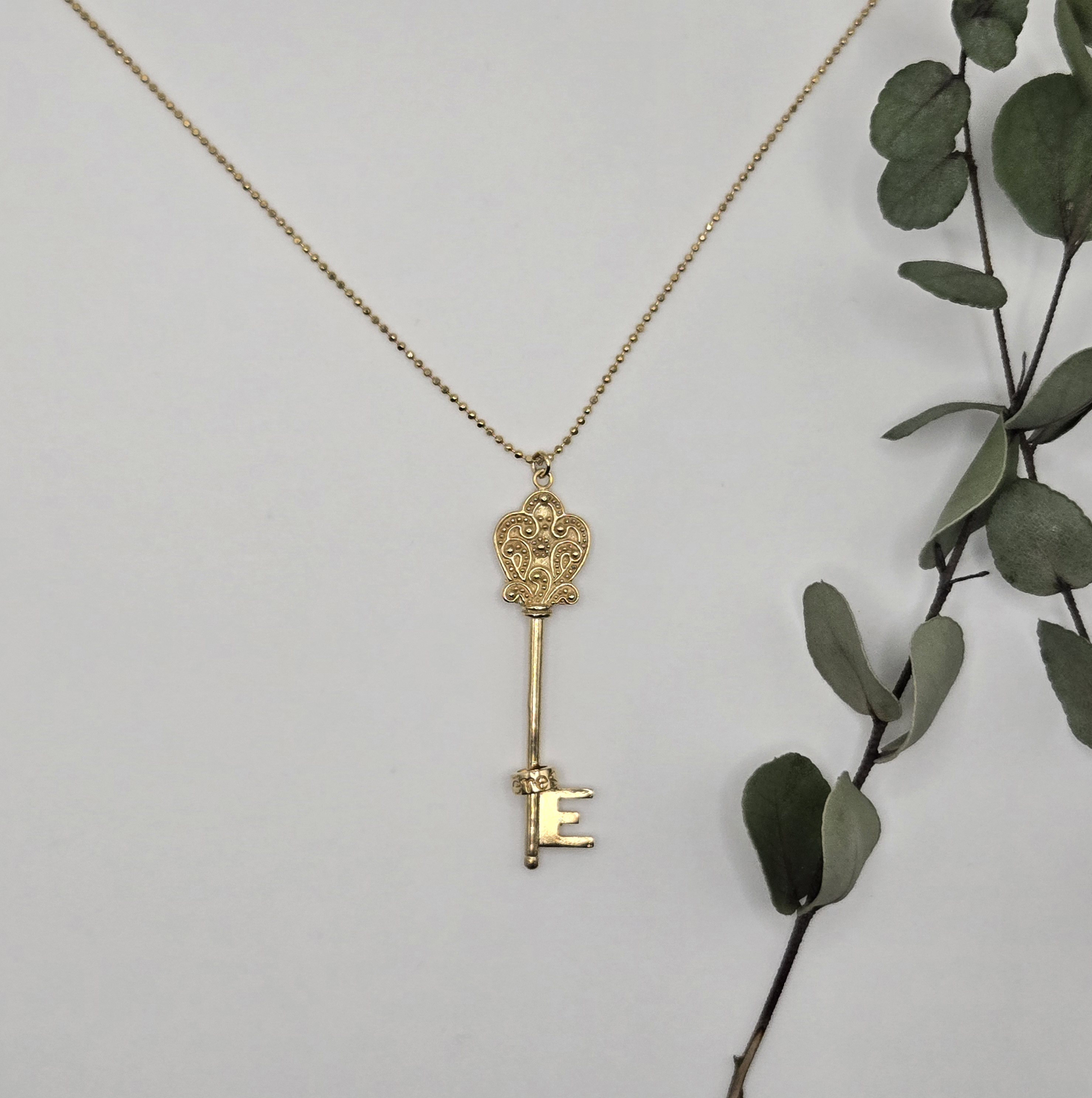 幸運の鍵（オリジナルパーツ）・長めのシルバーネックレス24金コーティング・ラッキーチャーム