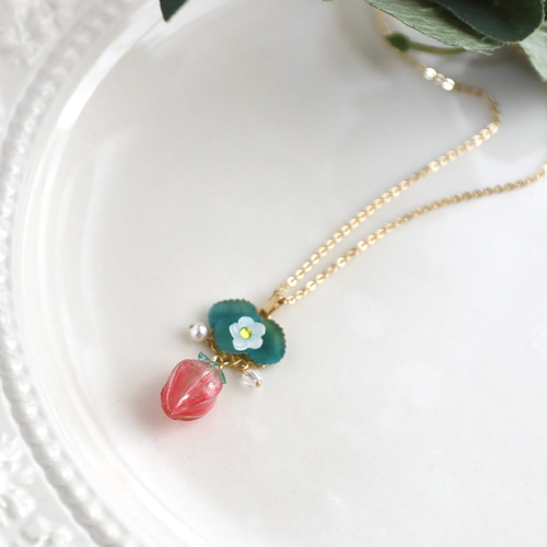 苺（イチゴ）といちごの花のネックレス ネックレス・ペンダント