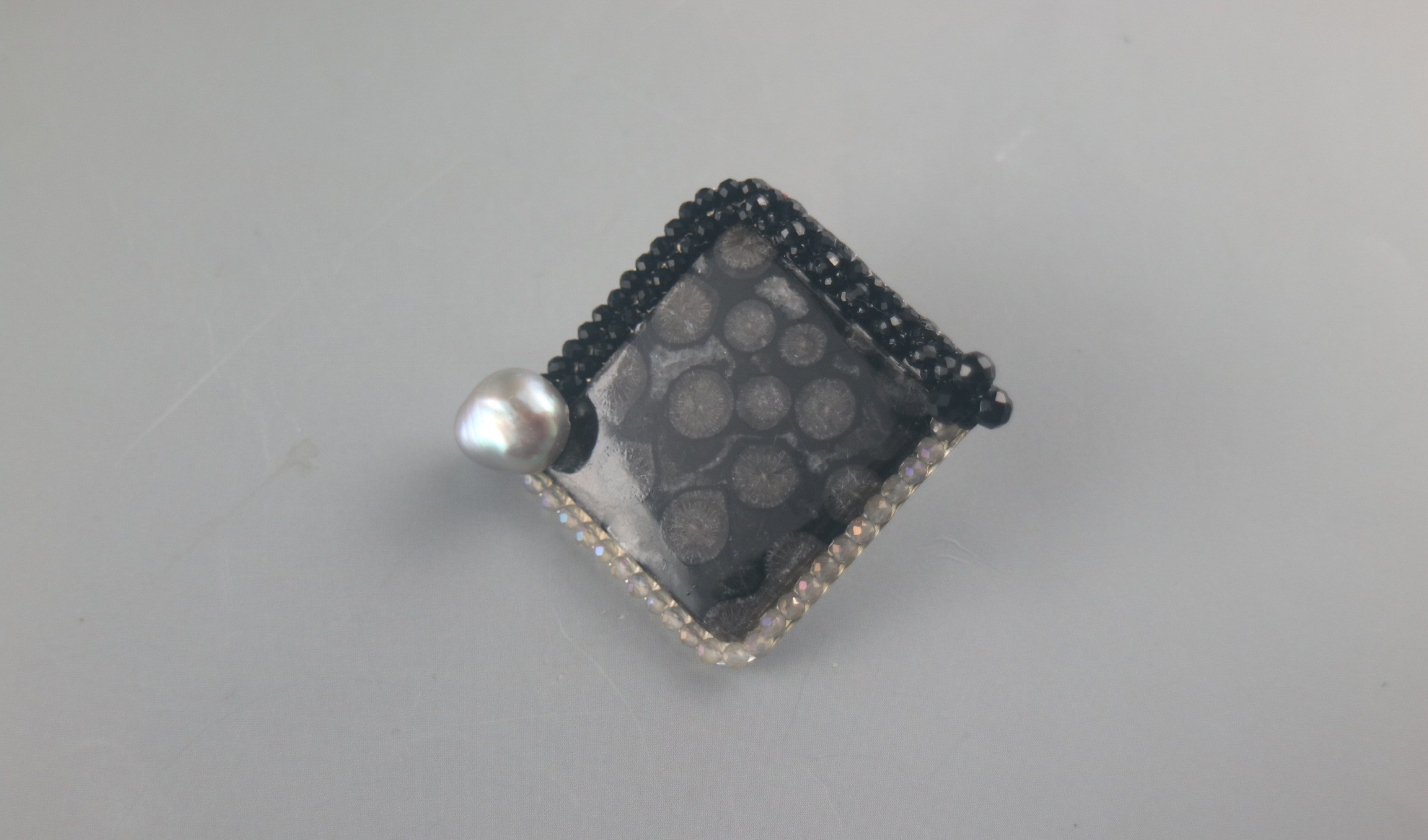 黒いフォッシルコーラル【化石珊瑚】のブローチ