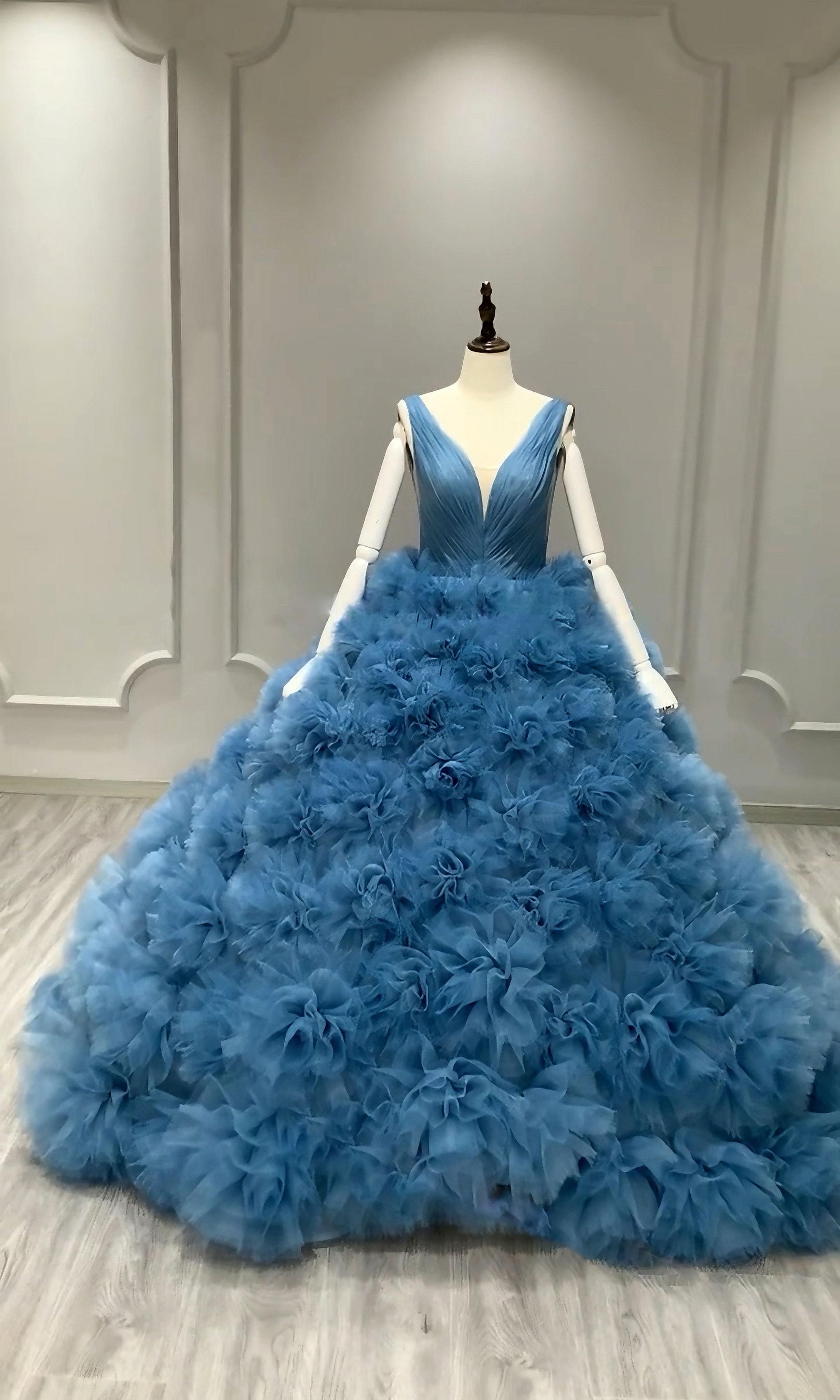 素材感　高級　vネック　セクシー　ブルー　ボリューム　花　カラードレス　袖無し　背中見せ　華やかなトレーン　前撮り結婚式