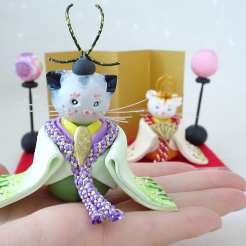 1点物／赤と黒のリバーシブル台座でカッコいいも可愛いも楽しめる！猫