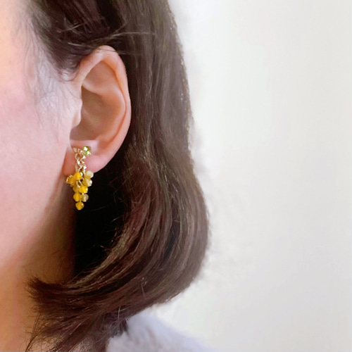 小さなミモザ揺れるピアス/イヤリング 天然石 ピアス（フック