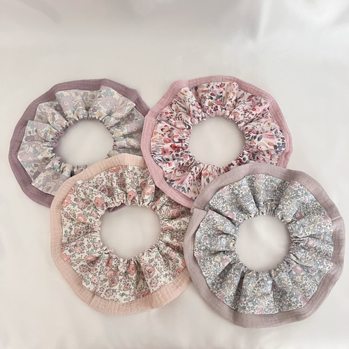 リバティ生地を使用した2段フリルのまんまるスタイ スタイ・よだれかけ