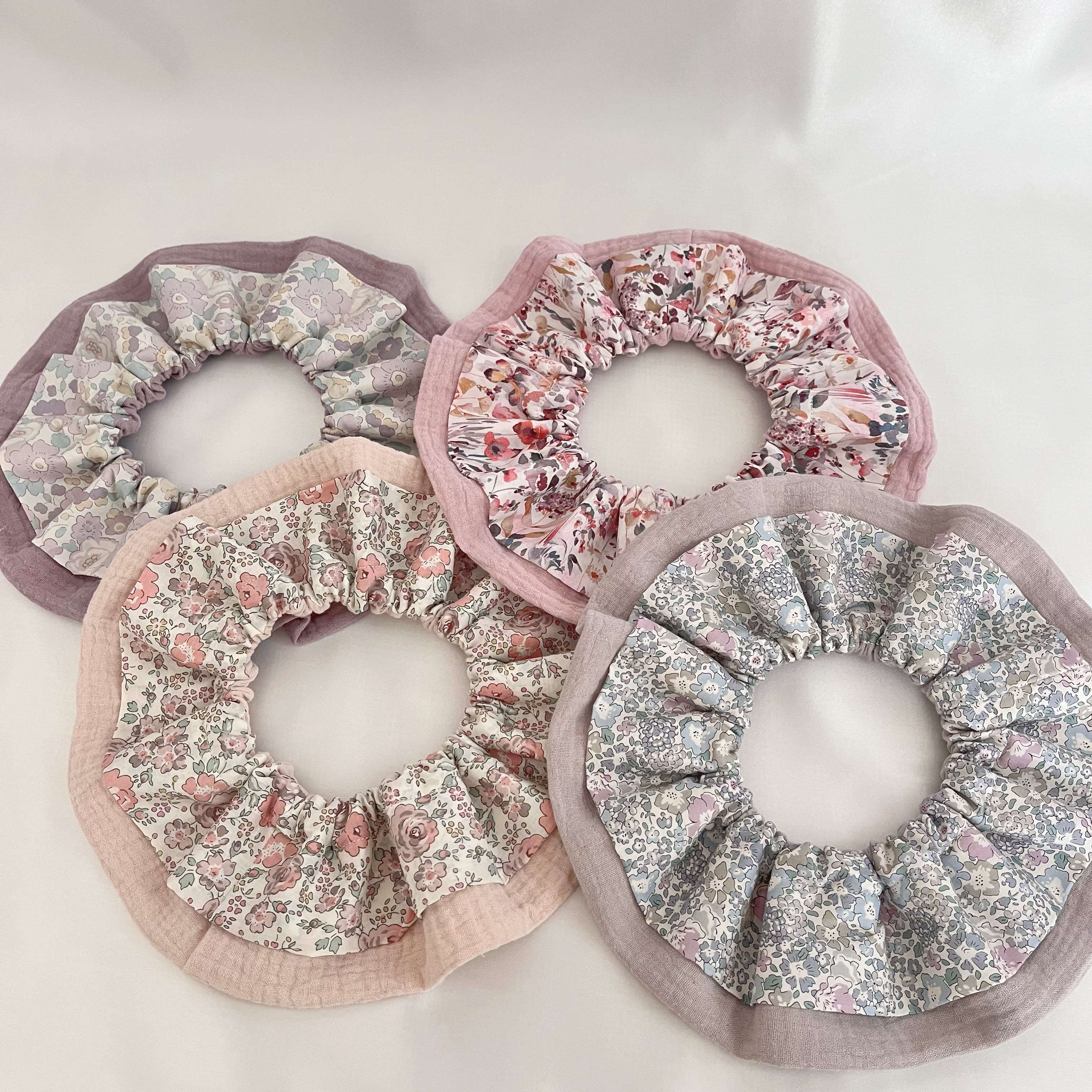 送料無料☆ふりふりまんまる　スタイ　(レースonフリル)ラベンダー