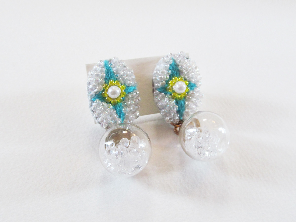 ビーズ刺繍ピアス　HIKARI　PONPON