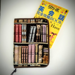 ファスナーで開閉するブックカバー「レトロな本棚」A5判参考書