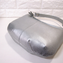 ★ハンドメイド★日本製★ソフト・本革★２ＷＡＹショルダーバッグ★シルバー色★コロンとしたスタイル★超軽量★ 10枚目の画像