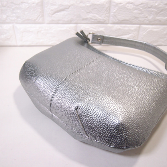 ★ハンドメイド★日本製★ソフト・本革★２ＷＡＹショルダーバッグ★シルバー色★コロンとしたスタイル★超軽量★ 10枚目の画像