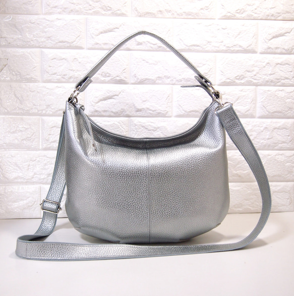 ★ハンドメイド★日本製★ソフト・本革★２ＷＡＹショルダーバッグ★シルバー色★コロンとしたスタイル★超軽量★ 1枚目の画像