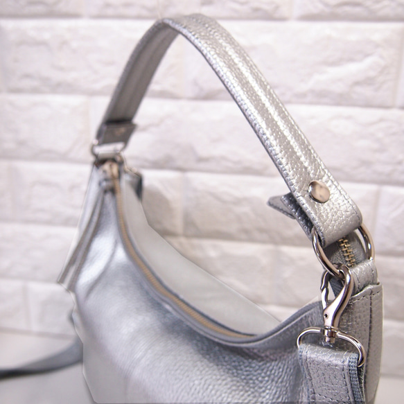 ★ハンドメイド★日本製★ソフト・本革★２ＷＡＹショルダーバッグ★シルバー色★コロンとしたスタイル★超軽量★ 8枚目の画像