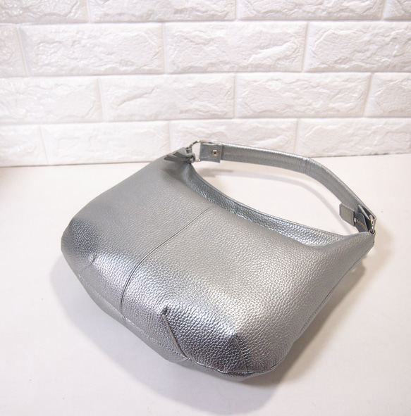 ★ハンドメイド★日本製★ソフト・本革★２ＷＡＹショルダーバッグ★シルバー色★コロンとしたスタイル★超軽量★ 4枚目の画像
