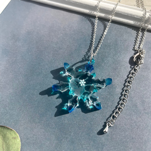 氷翠の雪華（ひょうすいのせっか） ネックレス 雪の結晶 雪化粧