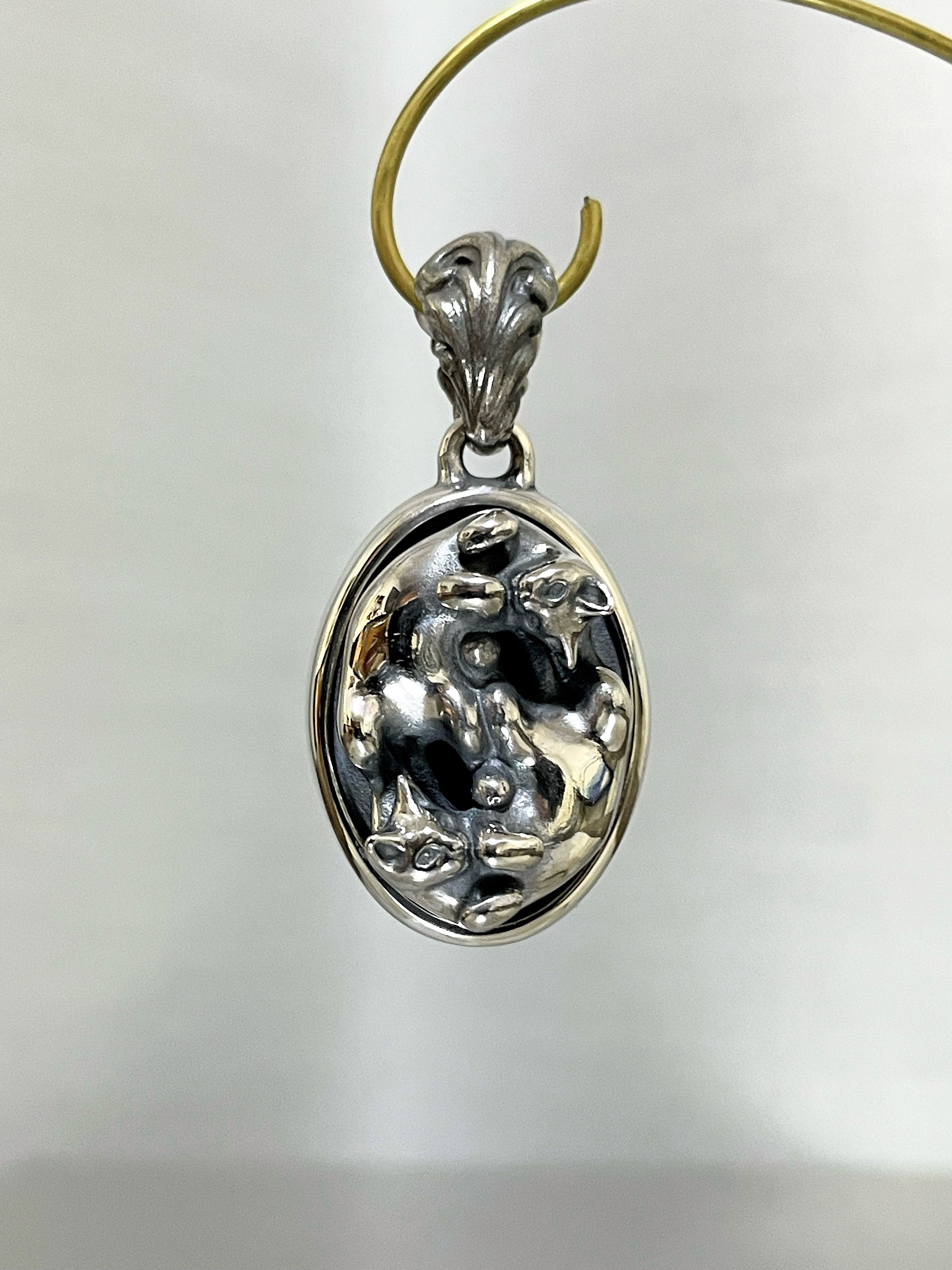2匹の猫のオーバルペンダント