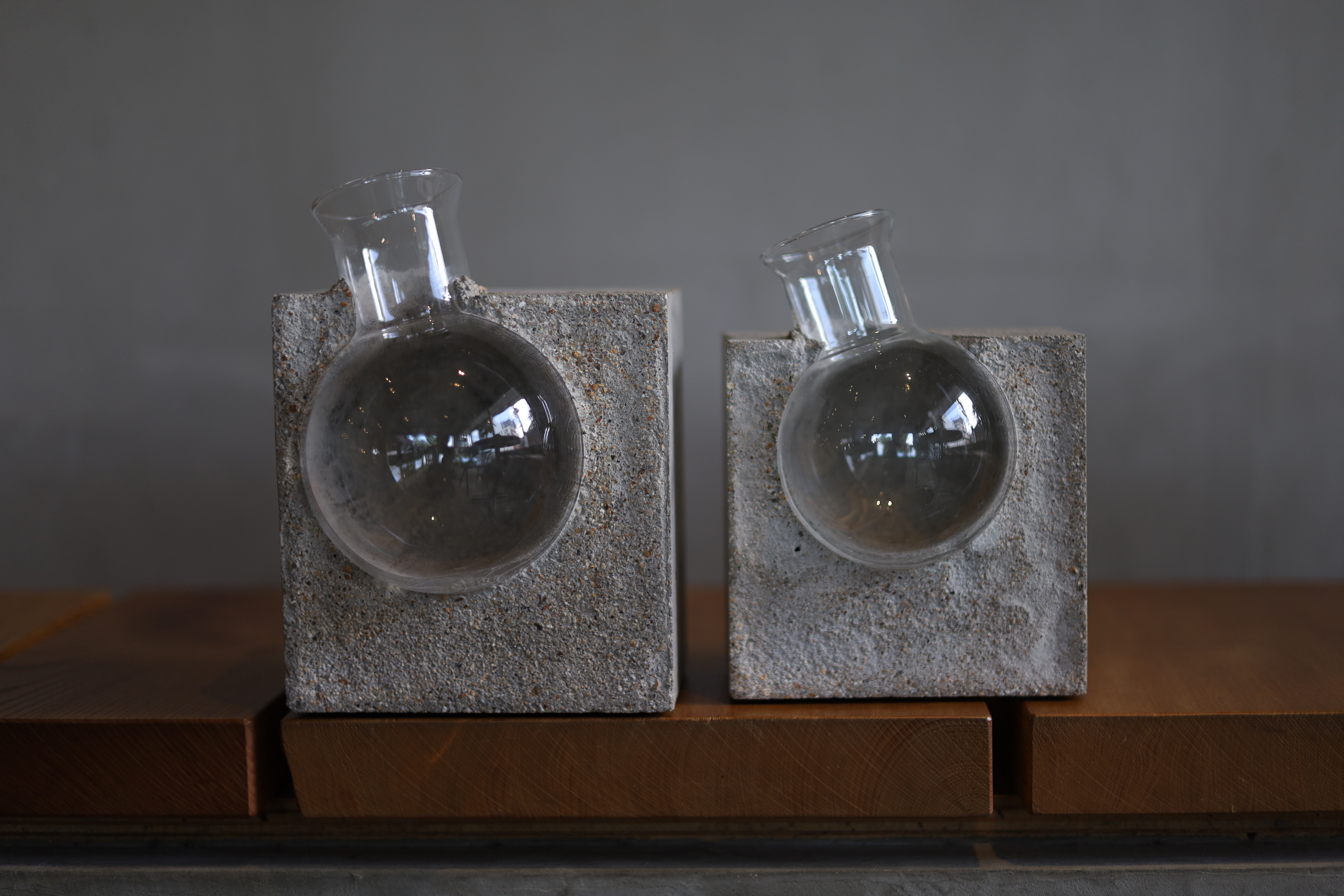 「水たまS」花束に自然な横の動きを生み出す花瓶