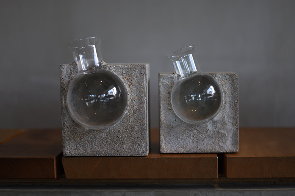 「水たまS」花束に自然な横の動きを生み出す花瓶 1枚目の画像